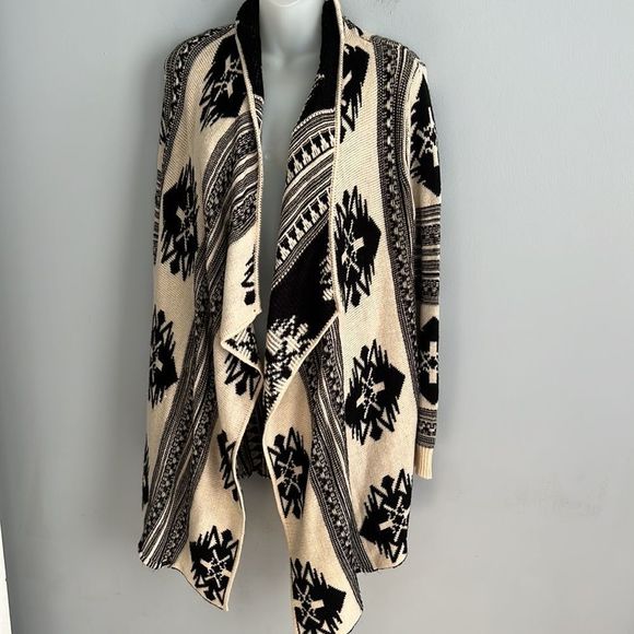 Black and Cream Patterned Women's Sweater - Picture 7 of 13